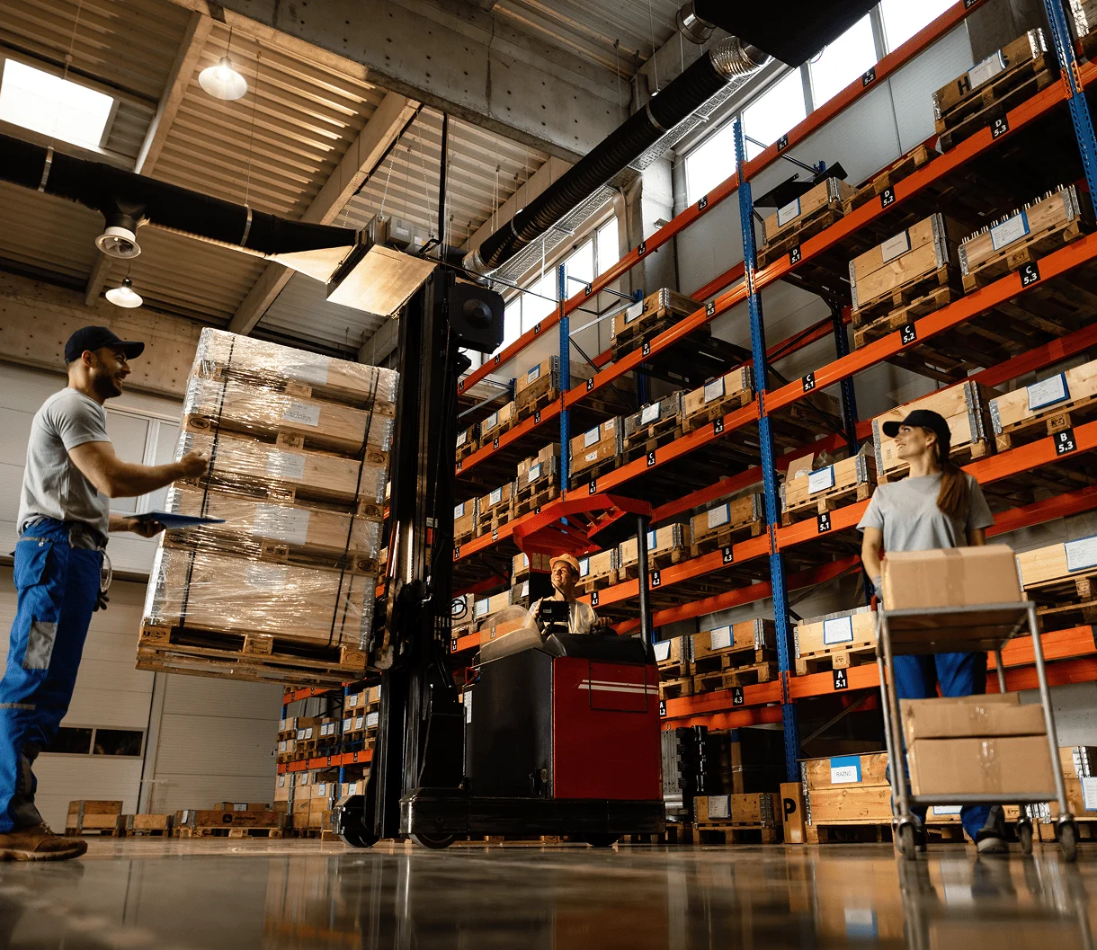 Deux personnes en train de travailler dans un entrepôt