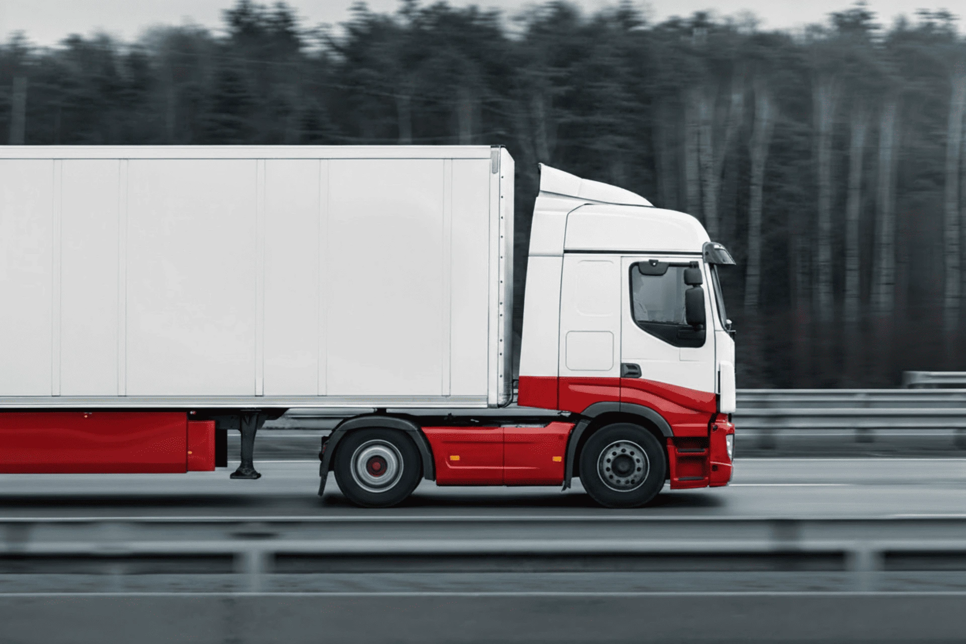 Camion frigo rouge et blanc sur une autoroute