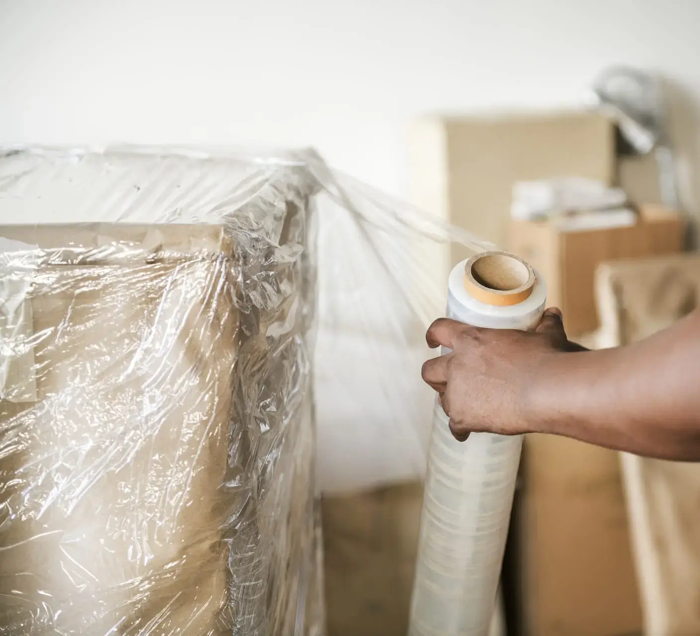 Homme protégeant un carton fragile