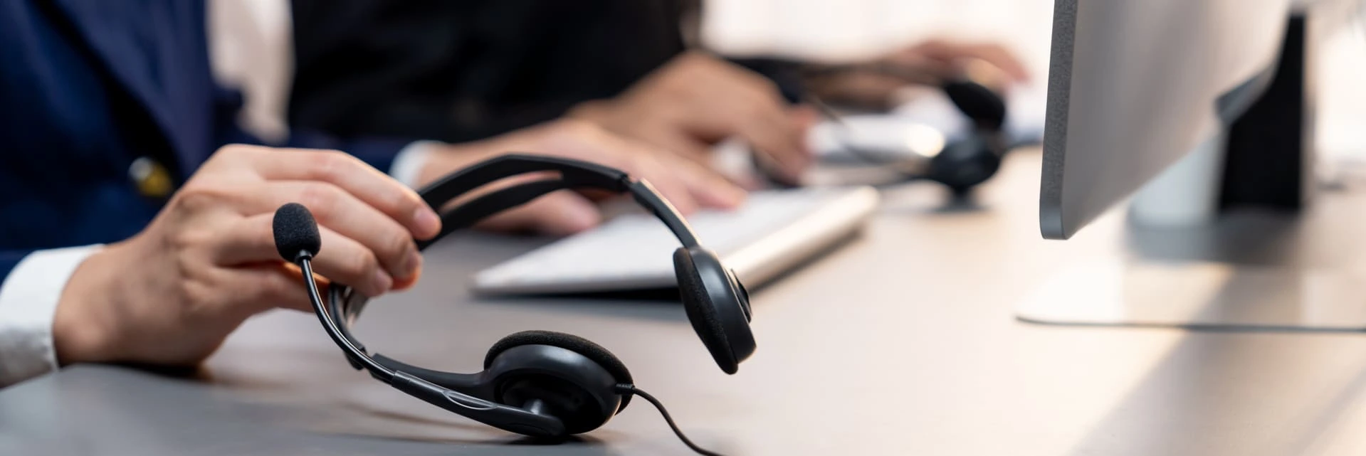 Casque auditif posé sur un bureau