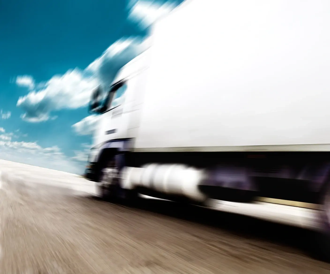 Camion blanc qui roule vite