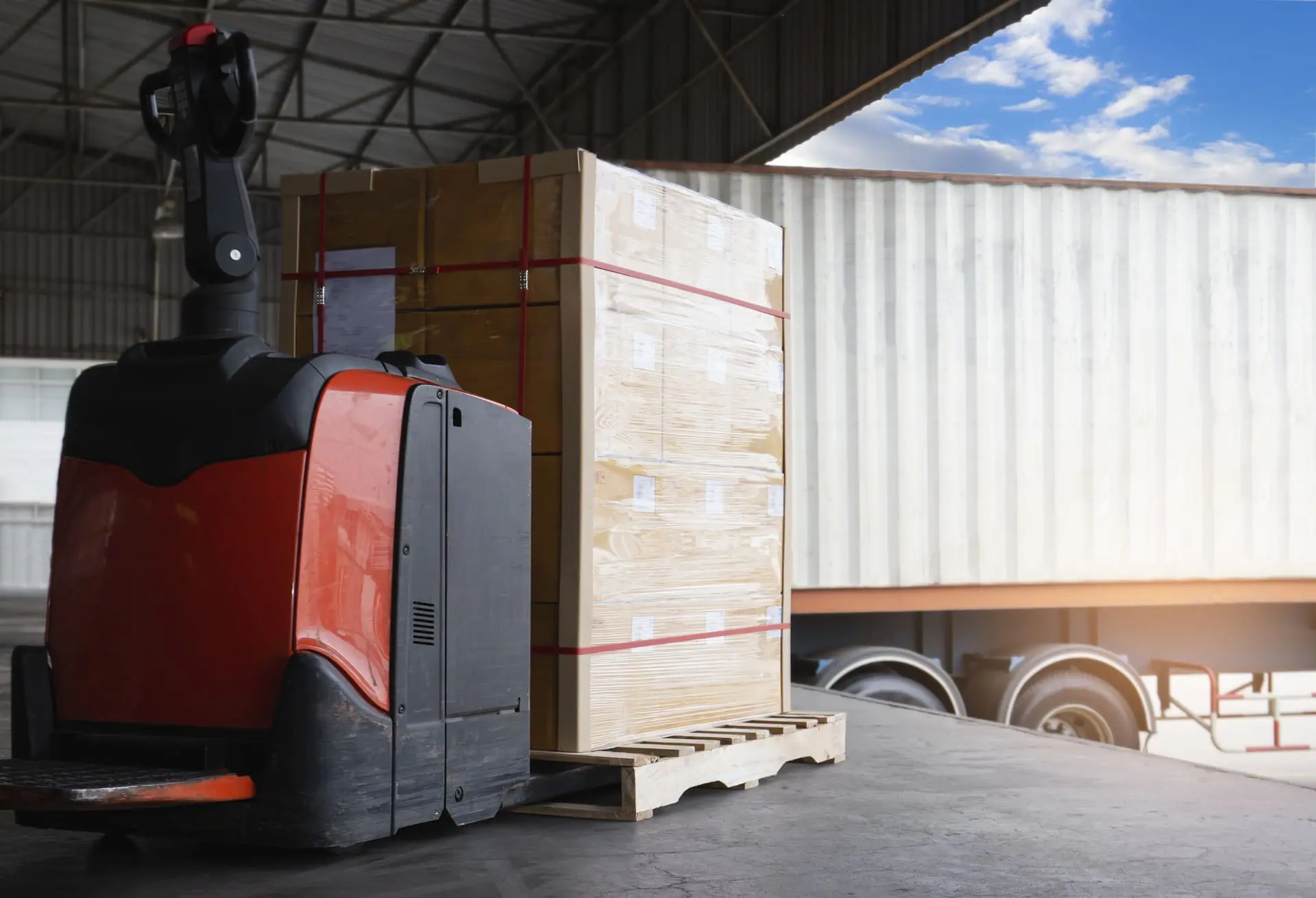 Palettes de marchandises sur un quai de chargement