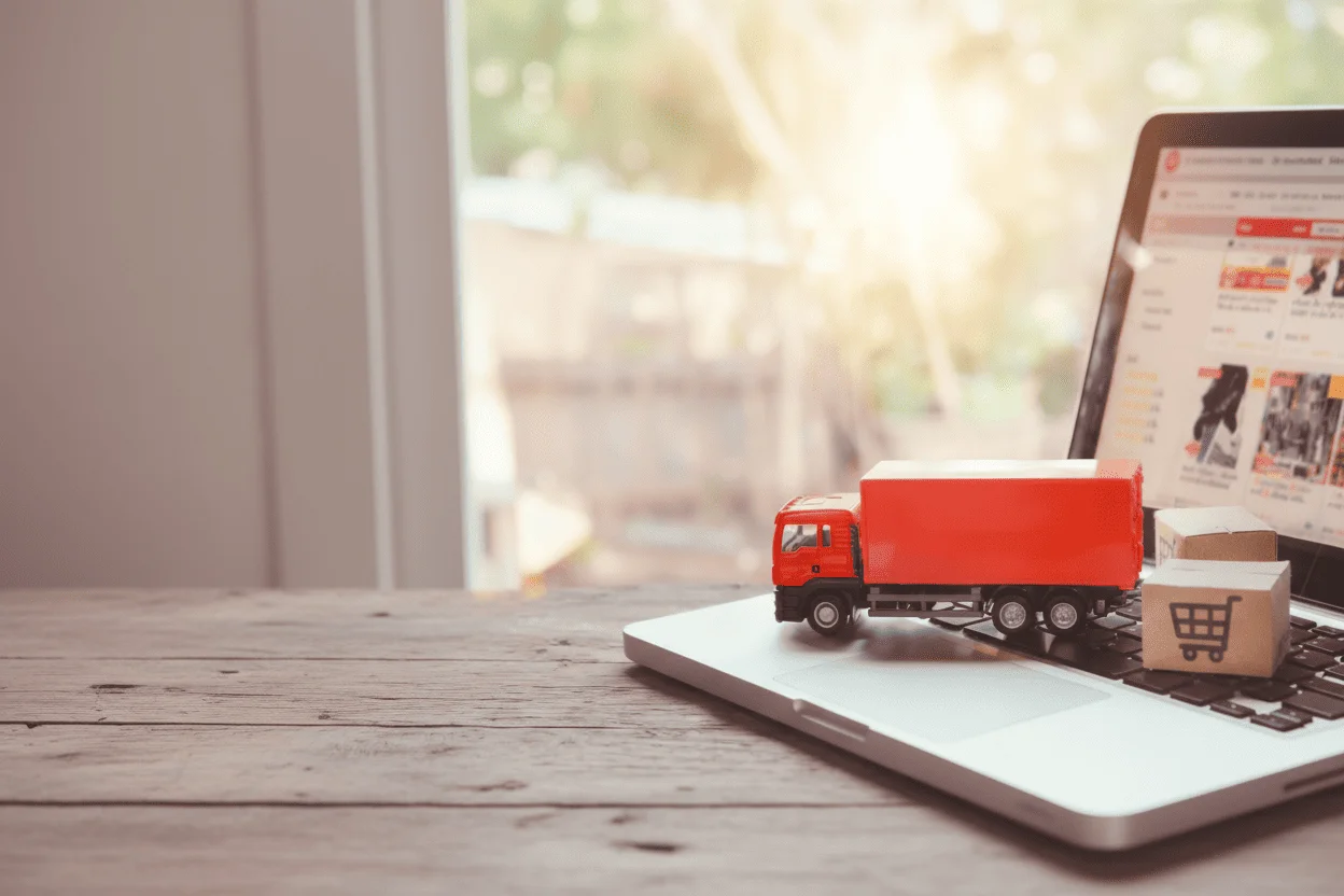 Petit jouet camion rouge sur un clavier d'ordinateur portable