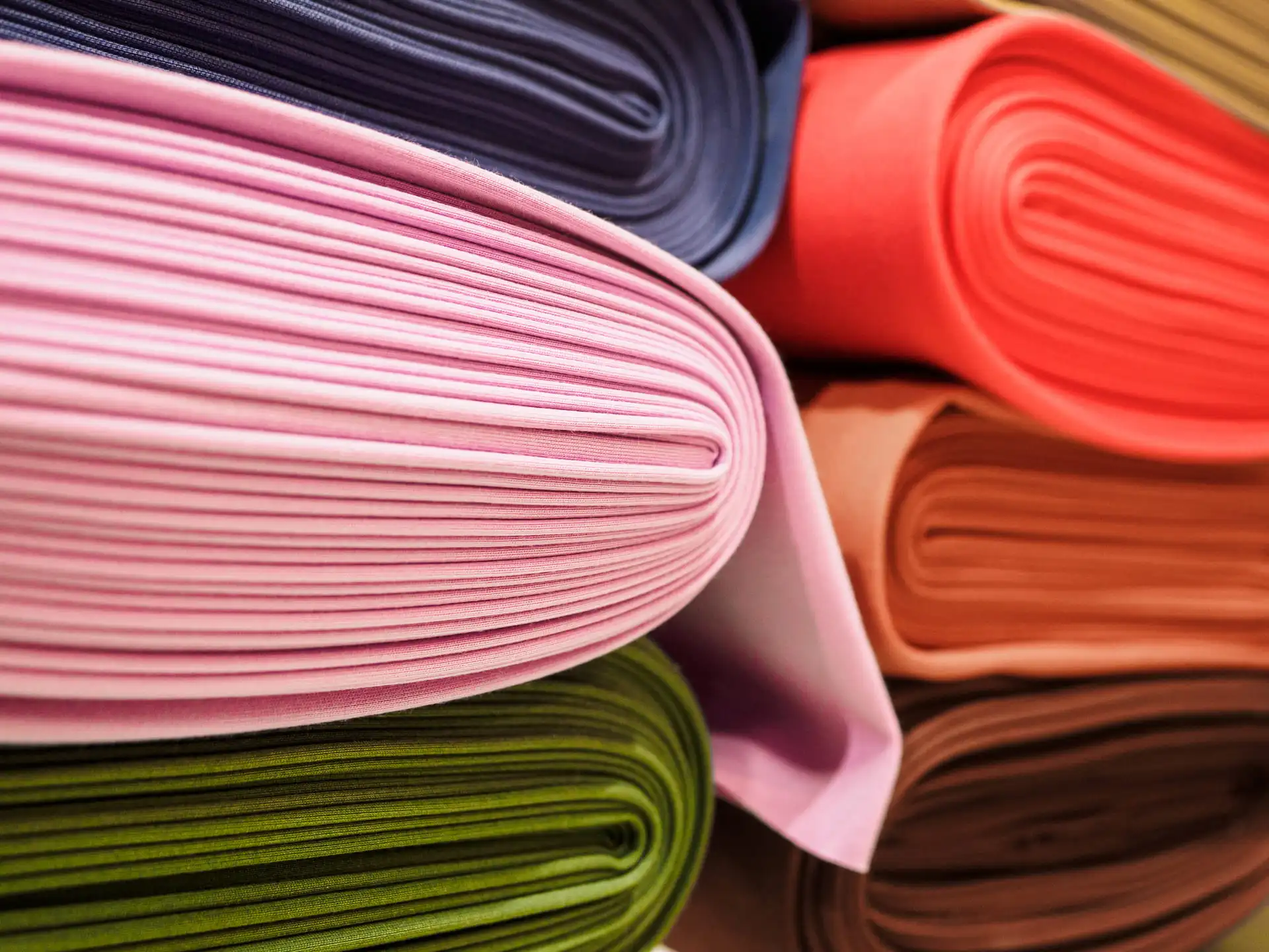 Rouleaux de textiles dépliés (de plusieurs couleurs)